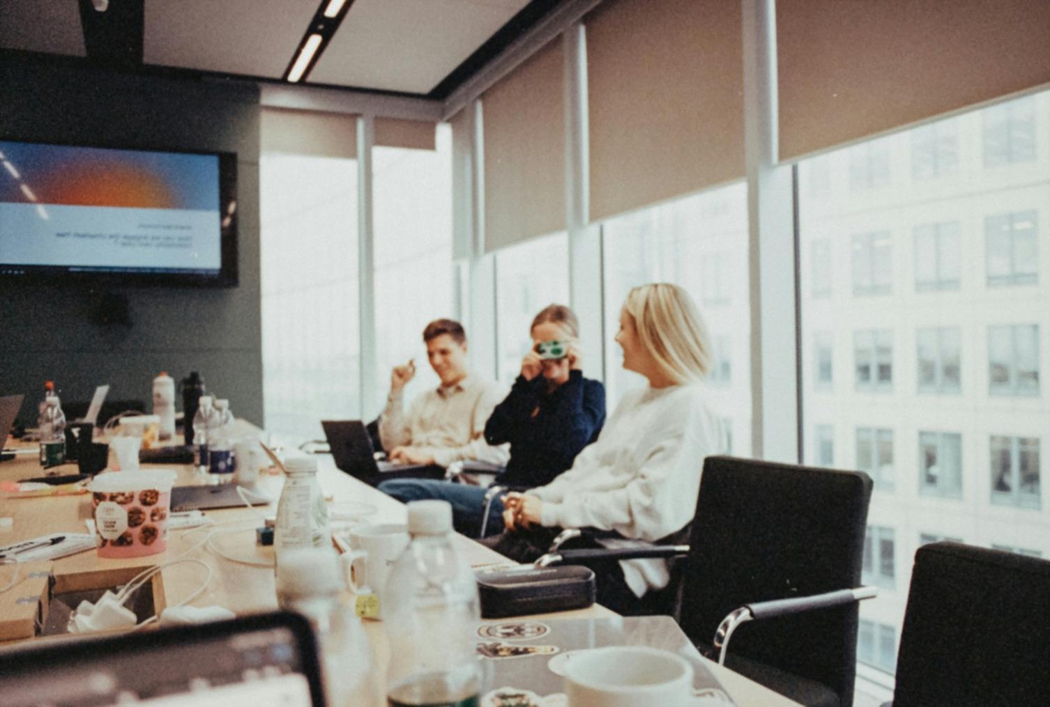 Professional presenting clear financial data visualization to engaged business team